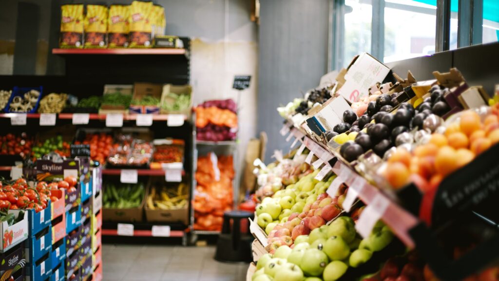 Caen precios de alimentos de la canasta básica en supermercados y ferias libres