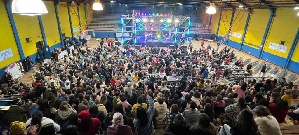 Gimnasio Abraham repleto de asistentes al evento del Día de la Madre.