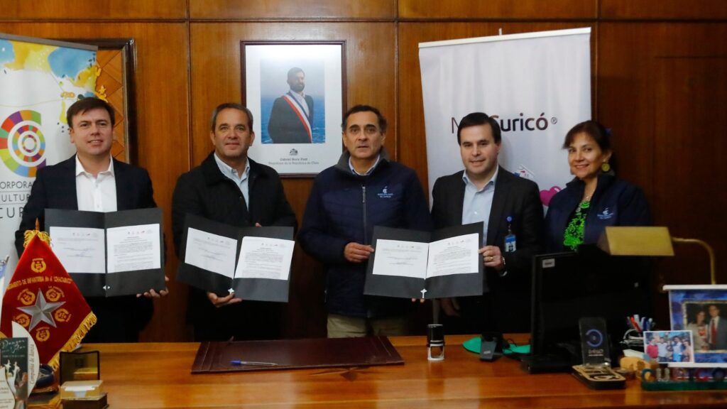 Mall y Municipalidad de Curicó firman acuerdo de donación para actividades culturales