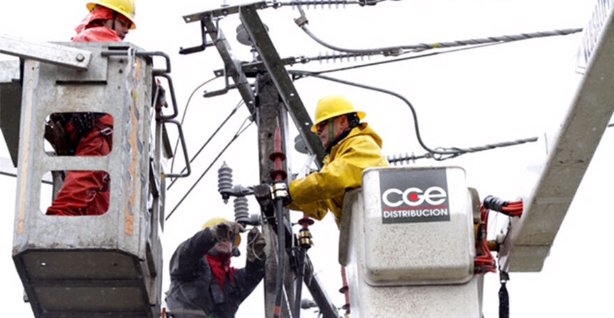 Vecinos acusan a CGE por constantes cortes de luz